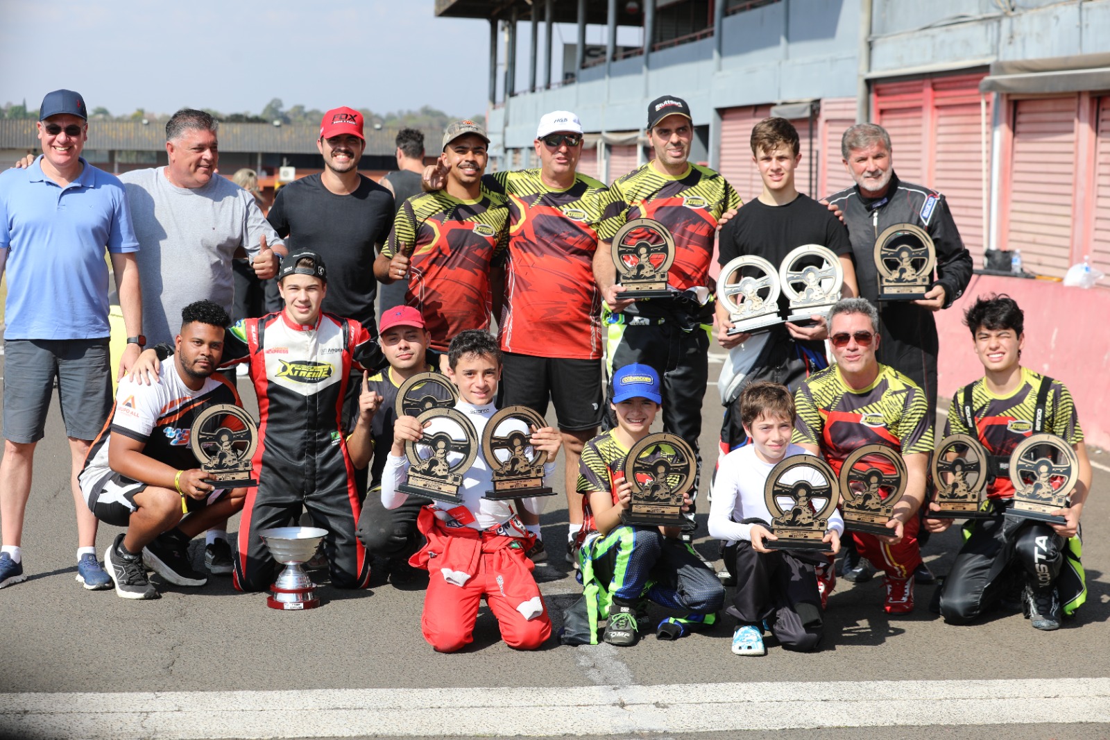 Equipe Xtreme Kart reunida no box: pilotos, mecânicos e famílias