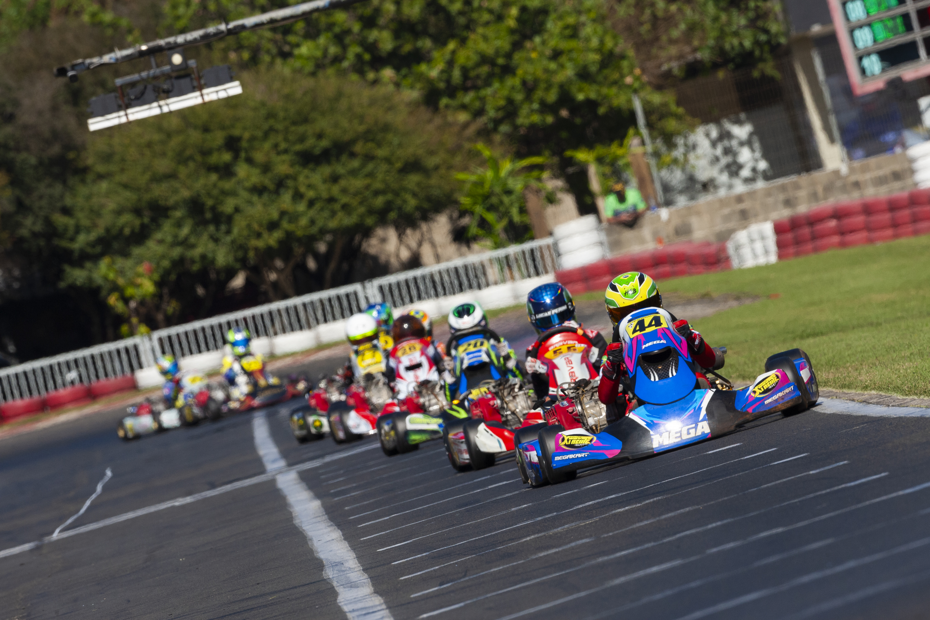 Grid de largada em pista de kart