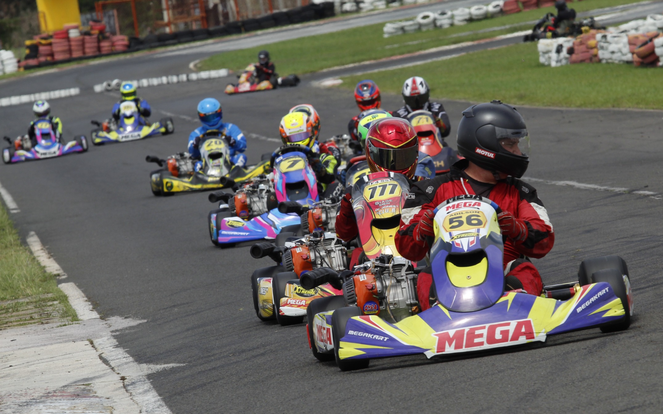 Largada de uma etapa com karts da equipe Xtreme Kart